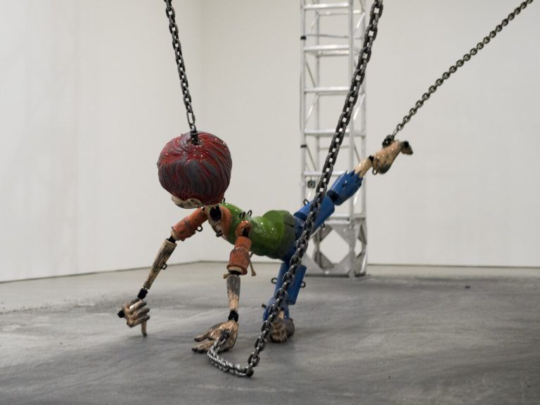 Jordan Wolfson stellt ab heute seine provokanten Arbeiten im KUB aus.Wolfson Colored sculpture/dan bradica