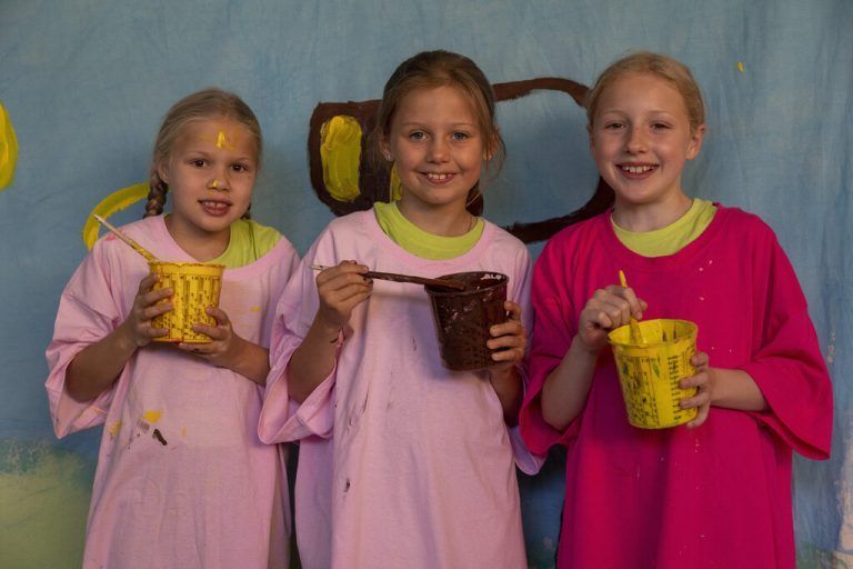 Katharina, Nora und Lisa sind mit Spaß bei der Sache.
