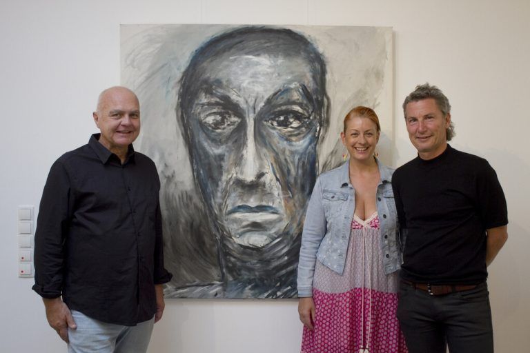 Künstler Hannes Widmann mit 9und20-Vorstand Sandra Kacetl und Klaus Feldkircher luden zur Vernissage nach Bregenz. Franc