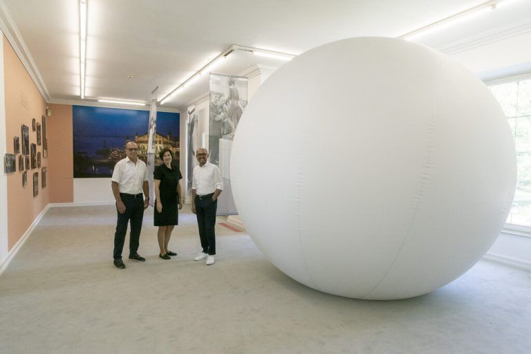 Kuratorin Ines Agostinelli, Kulturstadtrat Michael Rauth und Bürgermeister Michael Ritsch neben dem 