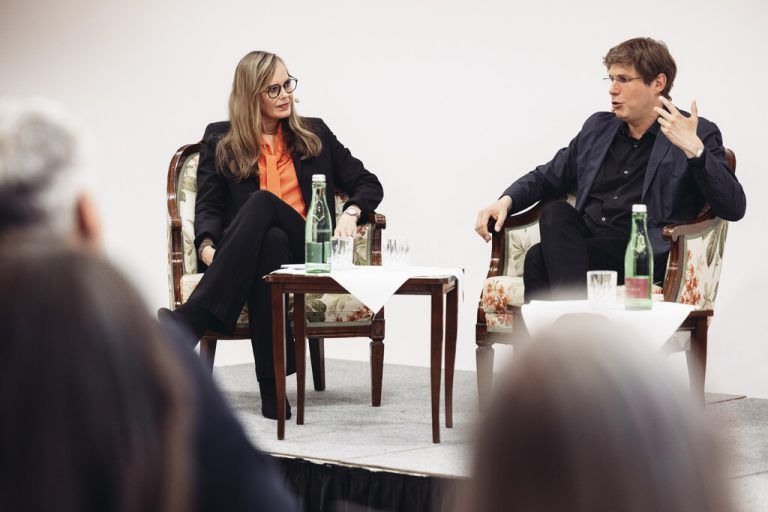 Kuratorin Nicola Steiner im Gespräch mit Daniel Kehlmann, der beim ersten Literaricum zu Gast war. Christoph Schoech Photography
