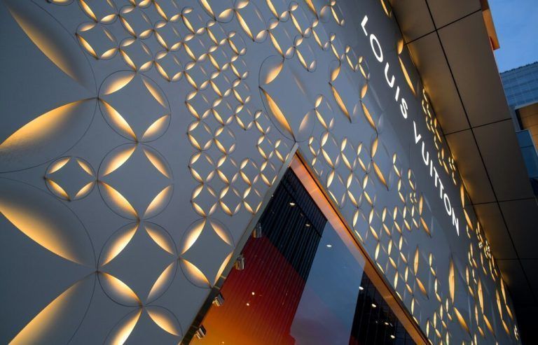 Louis Vuitton-Fassade in Xiamen (China) mit Technologie von Tridonic.