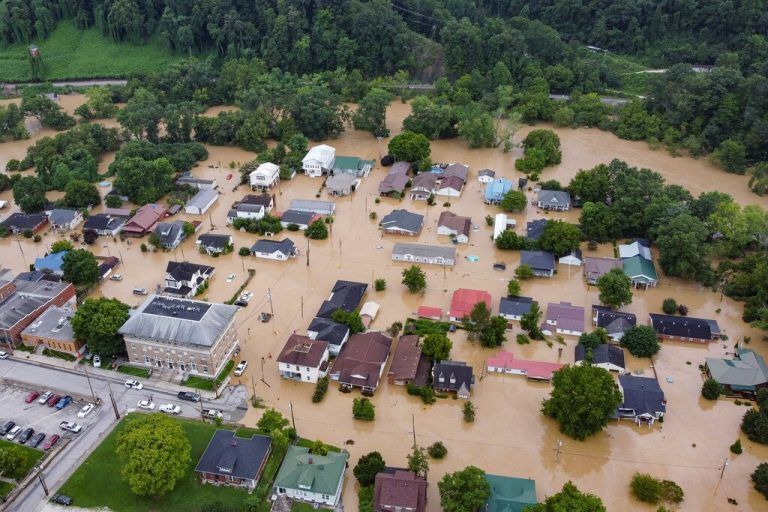 Luftaufnahme von Häusern, die in Jackson am Kentucky River im Bundesstaat Kentucky unter Hochwasser standen: Sintflutartige Regenfälle haben in Kentucky mindestens 16 Menschen getötet. AFP