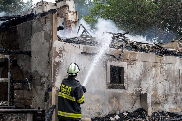 Mehr als 400 Feuerwehrleute sind auf tschechischer Seite im Einsatz. AP
