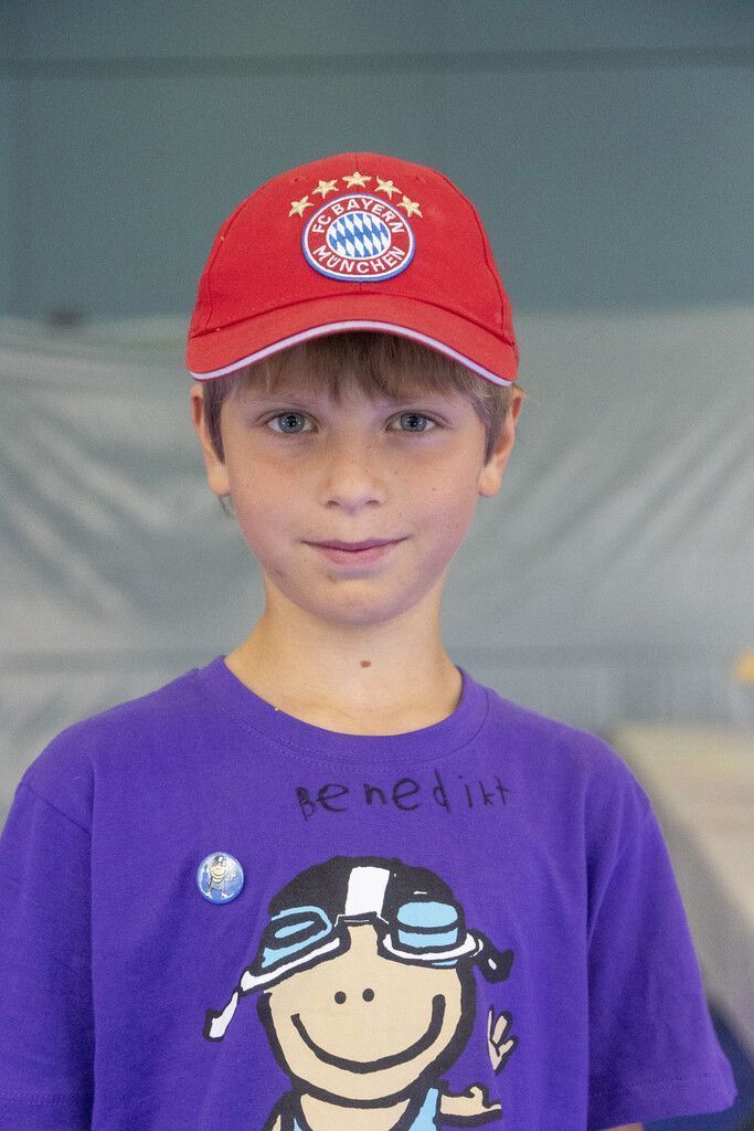 „Meine Gruppe, die Party-Mistkäfer hat sich gerade selbst Kostüme und einen Panzer gebastelt. Am meisten Spaß macht mir das Malen und die vielen Farben, die ich dabei verwenden darf. Besonders freue ich mich schon auf die Aufführung und das große Publikum, das uns beim Theaterspielen zuschauen wird.“ Benedikt, 9, Dornbirn
