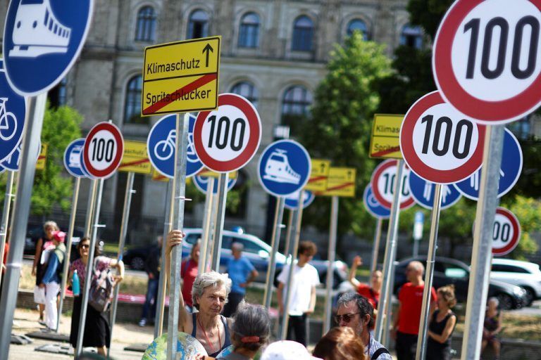 Mit verschiedenen Schildern protestieren Aktivisten vor dem deutschen Verkehrsministerium in Berlin für den Klimaschutz. Reuters