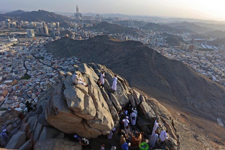 Muslimische Pilger überblicken vom Berg Jabal al-Noor aus Mekka in Saudi-Arabien. Eine Million Gläubige werden zum Hadsch erwartet. AFP
