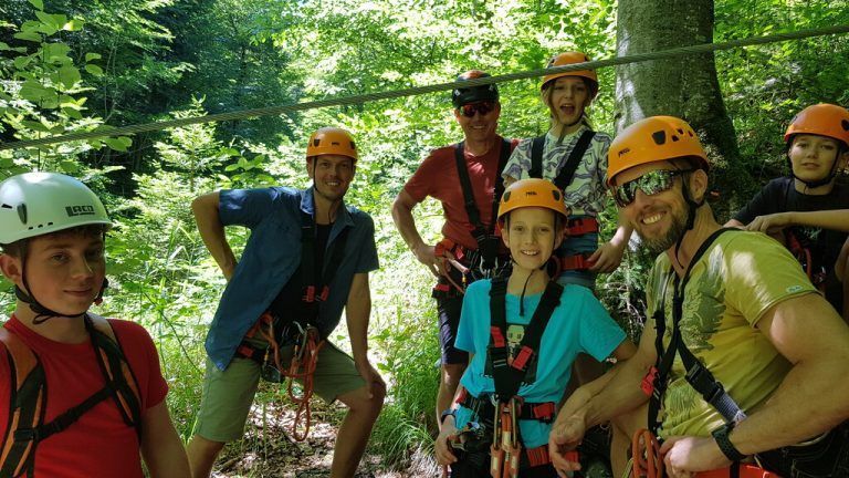 Mutige Väter und Kinder wagten sich durch den Schluchtenfoxparcours. Familienverband