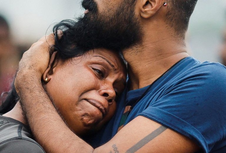 Nach dem Sturm auf ein Protestcamp gegen die Regierung in Colombo, Sri Lanka, trösten sich Demonstranten gegenseitig. Reuters