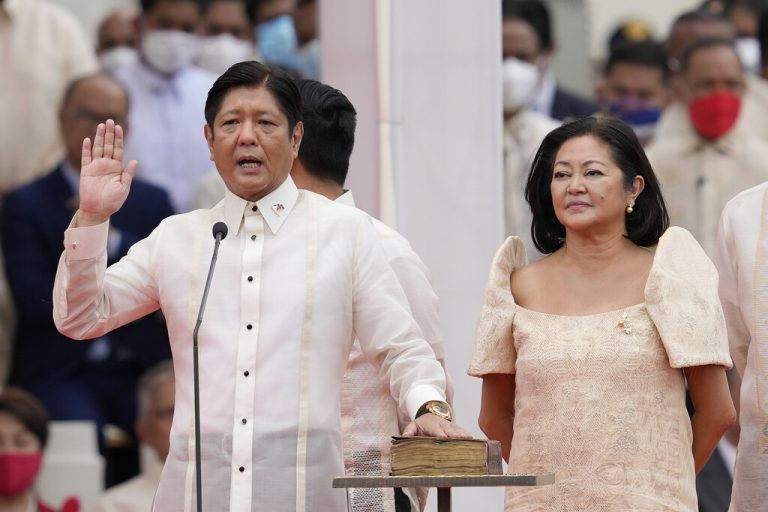 Nach seinem Wahlsieg ist Ferdinand Marcos Jr. (im Bild mit Ehefrau Maria Louise) in Manila als neuer philippinischer Präsident vereidigt worden. AP