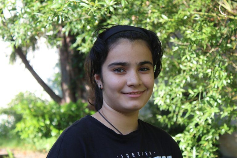 Nada findet es gut, dass man in der Schule viele Freunde finden kann. Sie kommt gerne in die Schule, weil sie etwas lernen will. Schlägereien und Mathe mag sie nicht, aber sie liebt Turnen, Fußball spielen und die Zeit auf dem Sportplatz.