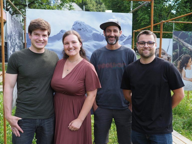 Pascal Hefti (l.) mit Poolbar-Macher Herwig Bauer und den Fotografen Viktoria und Fabian Willi (Wild Embrace Photography). SIE