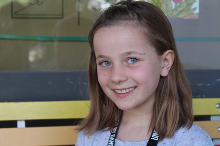 Pauline geht gern in die Schule. Sie kann hier auch ihre Freundinnen treffen. Die Schularbeiten mag sie nicht so gern. Pauline findet die Montessoriklassen gut und sie mag den großen Turnsaal, weil man da so gut spielen kann.