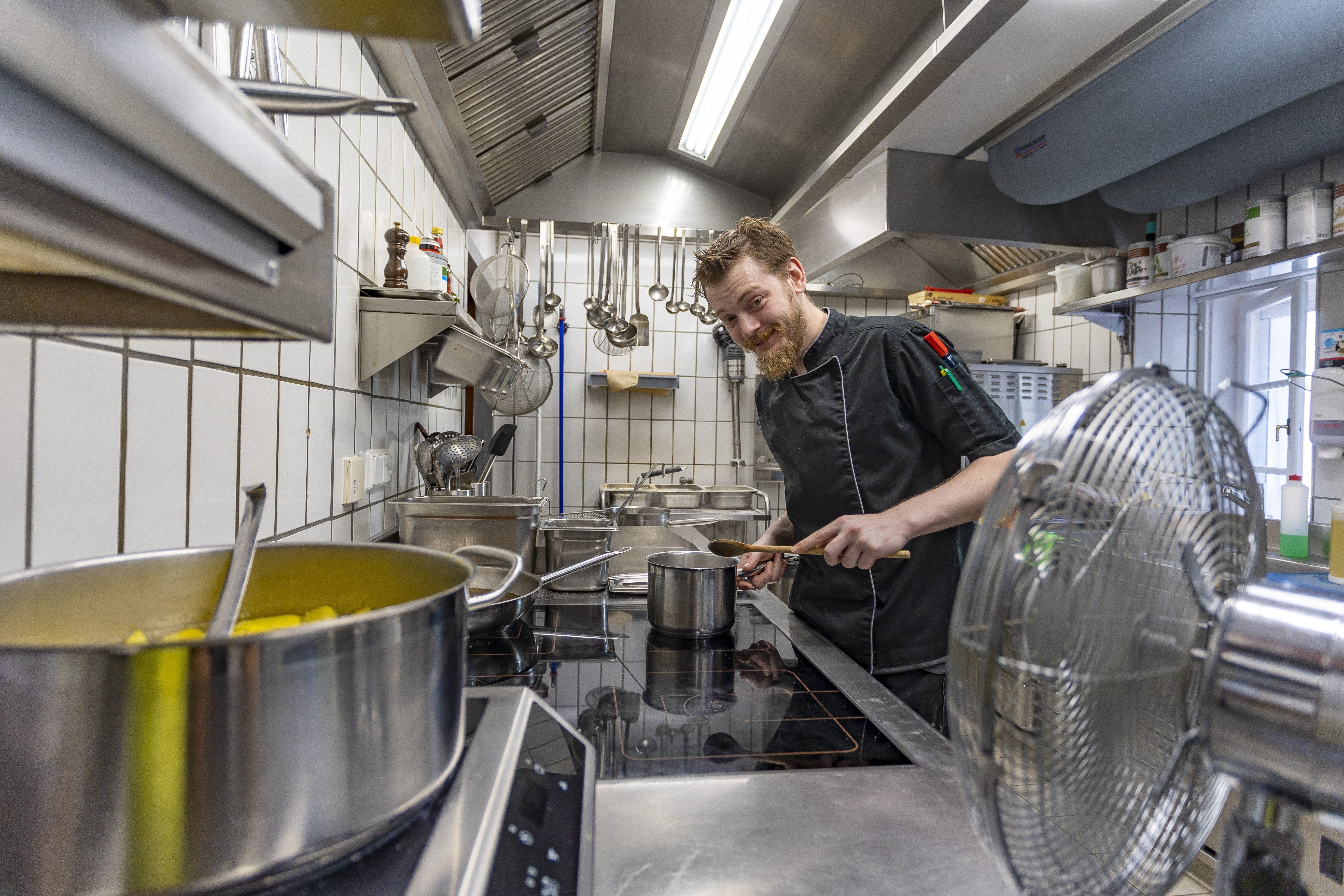 Für Koch Nicolai Thomson hat es an heißen Tagen wegen der zusätzlichen Wärmebelastung gefühlt zehn Grad mehr in der Küche. Er behilft sich mit viel Wasser und einem Ventilator. Dass viele Gäste an heißen Tagen auf kalte Gerichte setzen, bringt zudem Erleichterung. <span class="copyright">VN/Paulitsch</span><br>