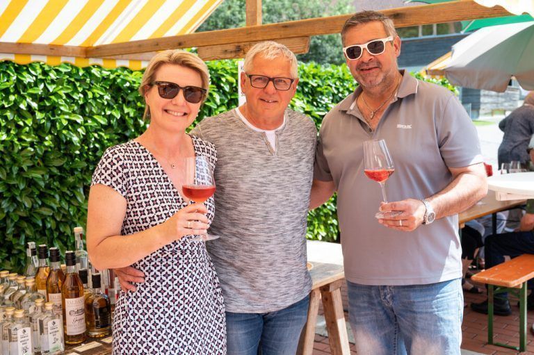 Petra, die Frau von Michael Fröwis, unterstützt ihn tatkräftig auf dem Wochenmarkt.