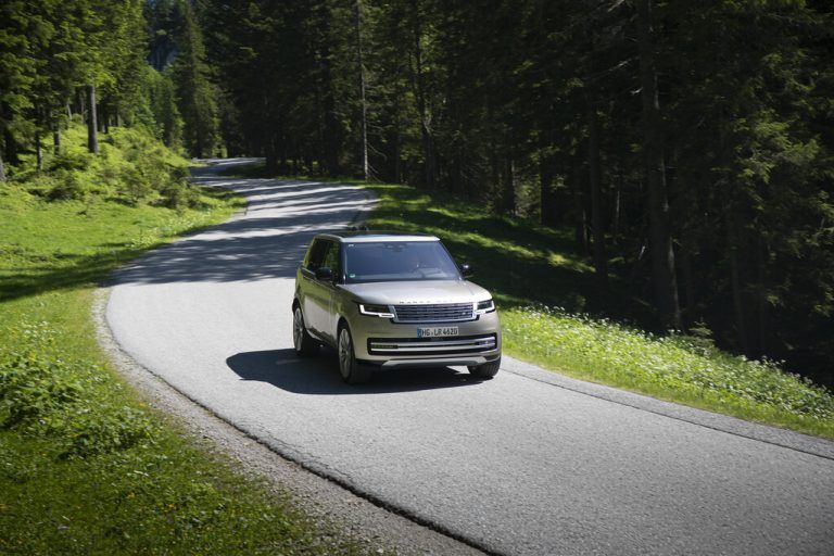 Range Rover, Generation fünf: Der neu gemachte Luxus-Offroader ist neben mild hybridisierten Benzinern und Dieseln auch als Plug-in-Hybrid orderbar, als P440e mit 440 PS und als P510e mit 510 PS. Die elektrische Reichweite: bis zu 113 Kilometer. Der Preis: ab 138.958 (für den P440e).
