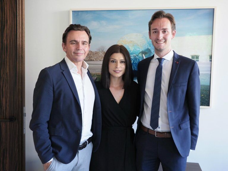 Rechtsanwalt Manfred Keller (v.l.) mit Esin Bicer (Office Management) und Rechtsanwaltsanwärter David Lissy bei der Eröffnung.  sie
