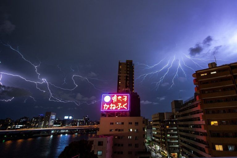 Riesige Blitze zeigten sich bei einem schweren Unwetter am Tokioter Nachthimmel im Stadtteil Koto. AFP