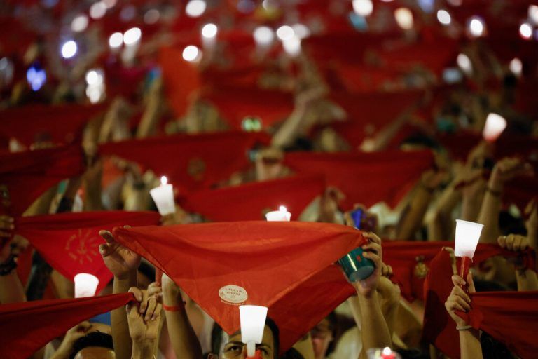 Rote Schals und Kerzen zum Abschluss der traditionsreichen wie umstrittenen Stierrennen in Pamplona. 50 Läufer wurden schwer verletzt. RTS