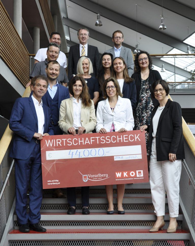 Scheck Wirtschaftskammer und Land Vorarlberg stellen auch dieses Jahr den Kuratorien der berufsbildenden höheren und mittleren Schulen Fördermittel in Höhe von 44.000 Euro für schulbezogene Aktivitäten zur Verfügung. Mit dem Geld soll ein praxisorientierter und wirtschaftsnaher Unterricht gefördert werden. wkv