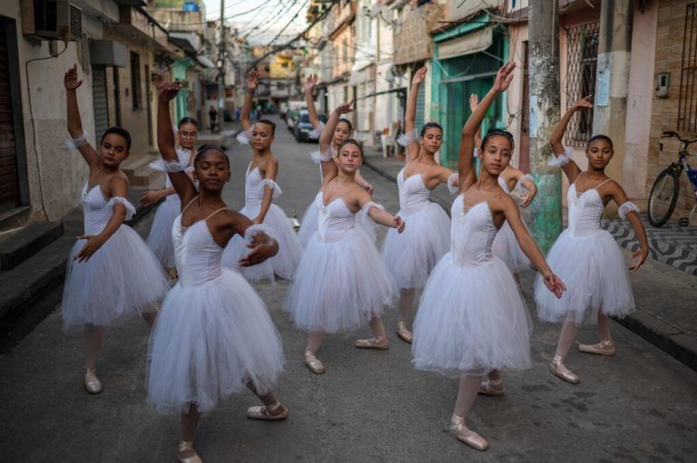 Schülerinnen der Maguinhos Ballett-Schule üben Tanzschritte im gleichnamigen Favela in Rio de Janeiro. AFP