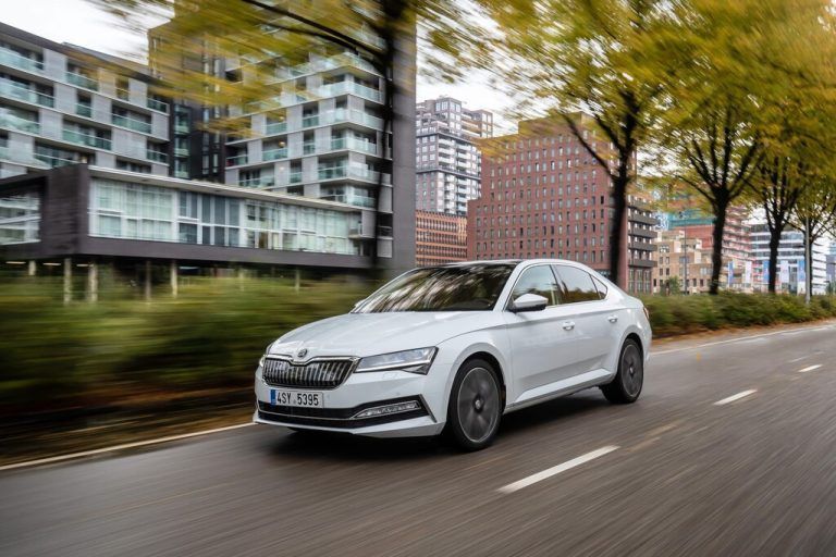 Škoda Superb: Seit 2019 ist er auch mit PHEV-Motorisierung orderbar. Das ändert nur wenig an seiner großzügig bemessenen Gepäckaufnahme-Fähigkeit.