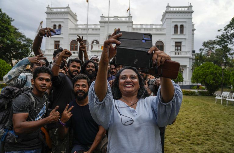 Sri Lankas Präsident Gotabaya Rajapaksa ist nach Massenprotesten geflüchtet. Demonstranten feiern das vor seinem Büro in Colombo. AP