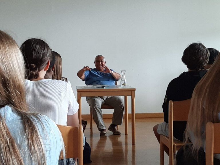 Stefan Horvath berichtete den Schüler/innen von seinem Leben und der Geschichte der Roma in Österreich. BG Lustenau