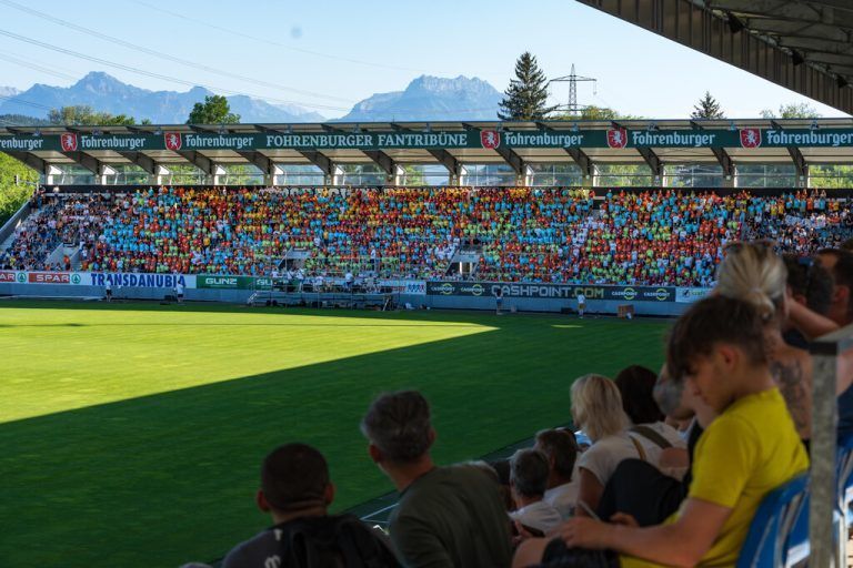 Tolles Wetter, tolle Stimmung. Der Kinderchor beeindruckte beim Konzert im Fußballstadion. VN/Stiplovsek