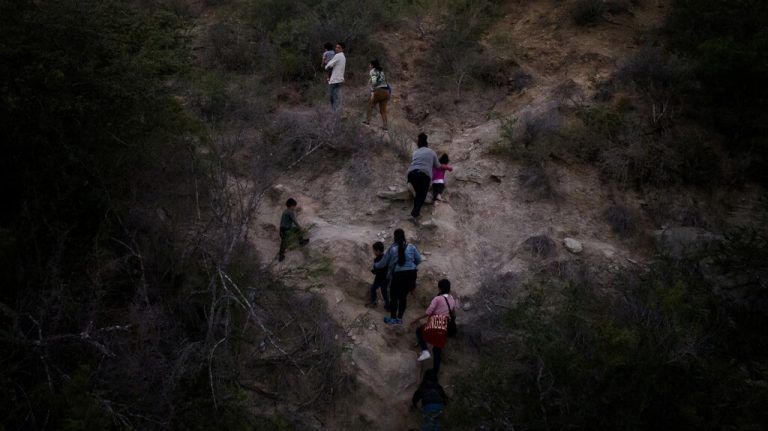 Über den Rio Grande sind diese Migranten aus Mittel- und Südamerika von Mexiko aus in den US-Staat Texas gekommen. reuters