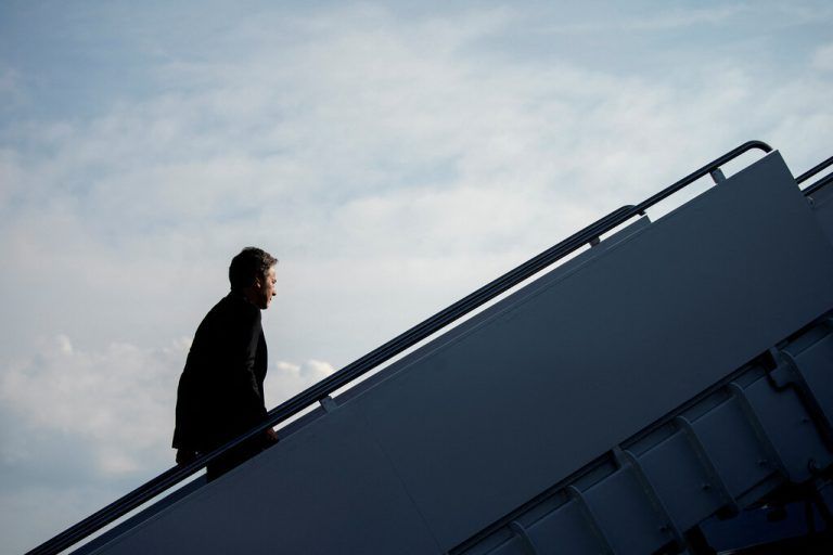 US-Außenminister Antony Blinken steigt in ein Flugzeug, um zu einem Treffen mit G20-Amtskollegen in Bali aufzubrechen. AFP