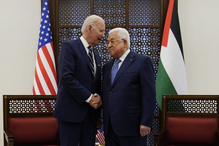 US-Präsident Joe Biden (l.) traf Palästinenserpräsident Mahmoud Abbas in Bethlehem, auch um neue Finanzhilfen anzukündigen. AP