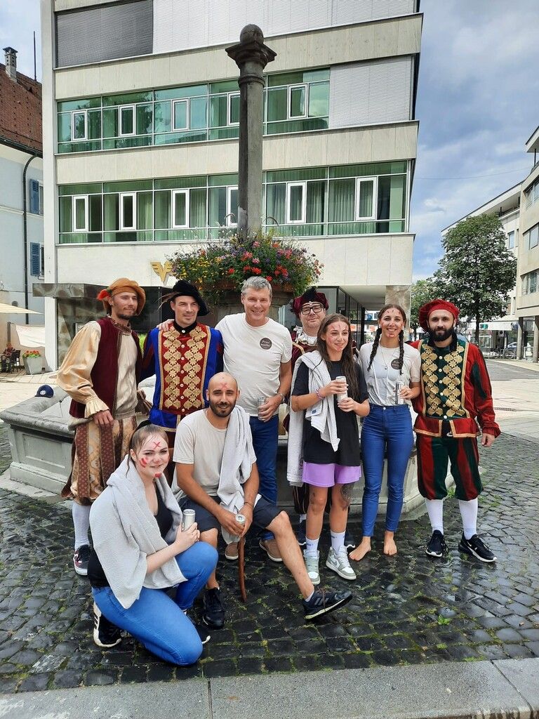 Vier ausgelernte Gesellen der Vorarlberger Verlagsanstalt wurden nach altem Buchdrucker-Brauch gegautsch, dabei landen die Gäutschlinge im Brunnen, in diesem Fall auf dem Dornbirner Marktplatz, Gautschen ist ein alter Buchdruckerbrauch. Die Zeremonie fand in klassischen Gewändern statt.VVA