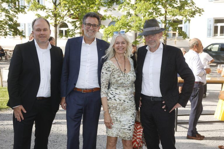 VN-Chefredakteur Gerold Riedmann, BTV-Vorstandsvorsitzender Gerhard Burtscher, Herausgeber Eugen A. Russ mit Irene. VN/Paulitsch