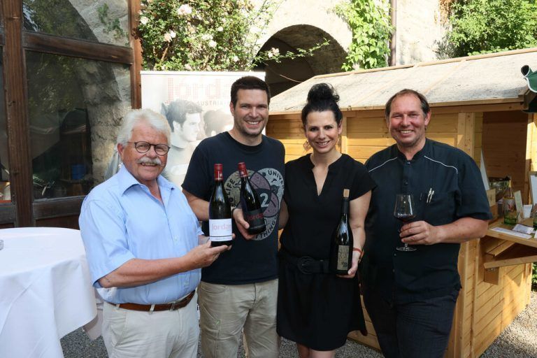 VSOV-Präsident Willi Hirsch mit den Winzern Johannes und Simone Hiller-Jordan sowie Gastgeber Schützenhaus-Wirt Jürgen Lang. AME
