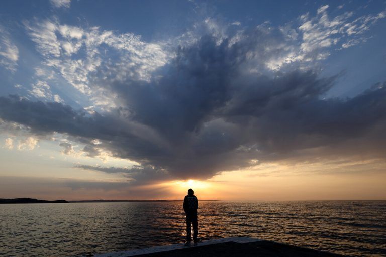 Während des Sonnenaufgangs fischt ein Angler am Mevagissey Harbour in Cornwall, England. Reuters