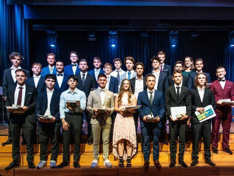 Weiße Fahne und beeindruckende Leistung der 5aha mit KV Maria Schranz.