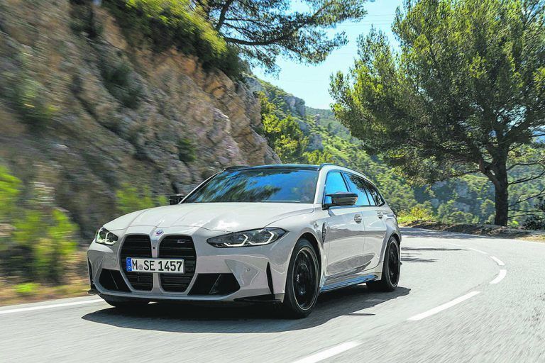 Zum ersten Mal bietet BMW ab September den 3er Touring als M3 an. Zu den optischen Merkmalen gehören stärker ausgestellte Radhäuser und Belüftungskiemen. Antrieb ist der bekannte Dreiliter-Reihensechszylinder mit 510 PS, der im Zusammenspiel mit Achtgang-Automatik und Allradantrieb in 3,6 Sekunden auf 100 sowie auf maximal 280 km/h beschleunigt.