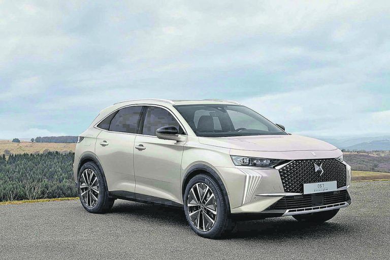Zum Modelljahr 2023 gönnte DS Automobiles seinem Kompakt-SUV DS 7 eine Auffrischungskur. Der modifizierte Kühlergrill wird nun von DS Light Veil getauften LED-Tagfahrleuchten flankiert. Neben dem Namenszusatz Crossback ist auch jede Menge Chrom verloren gegangen. Neu bei den Antrieben ist die Topmotorisierung E-Tense 4x4 360 mit 360 PS Systemleistung.