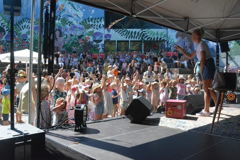 Ingrid Hofer unterhielt an zwei Nachmittagen Kinder und Familien beim "Sommer im Park".