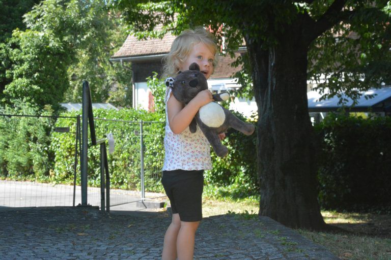 Auch Elin (2) tanzte eine Runde mit ihrem Teddy-Eddy-Bär.