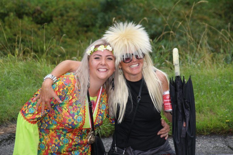 Magdalena und Daniela amüsierten sich beim Sommerkarneval in Gampelün.