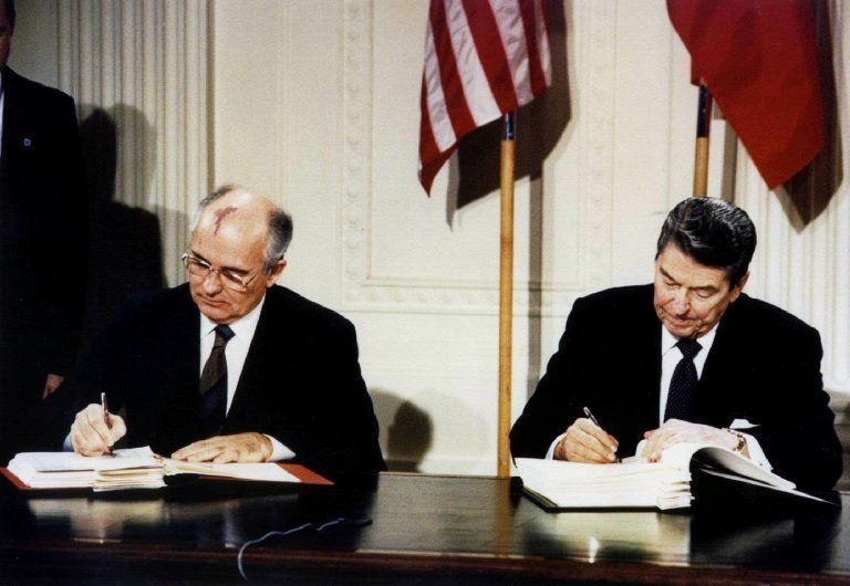 Der damalige US-Präsident Ronald Reagan (r.) und Mikhail Gorbatschow. <span class="copyright">REUTERS/Stringer/File Photo</span>