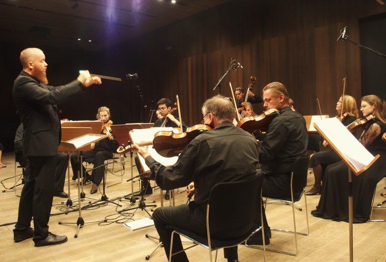 Der aus Wiener Symphonikern bestehende Wiener Concert-Verein wurde vom Vorarlberger Dirigenten Thomas Gertner geleitet.