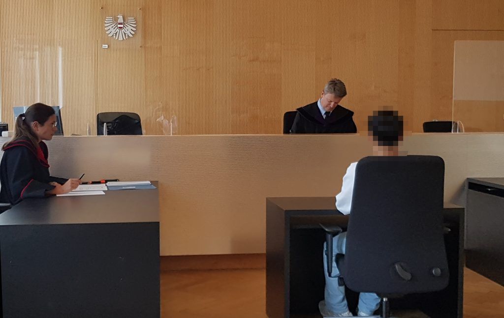 Gericht: Dem Mitschüler 255 Euro teure Schuhe gestohlen