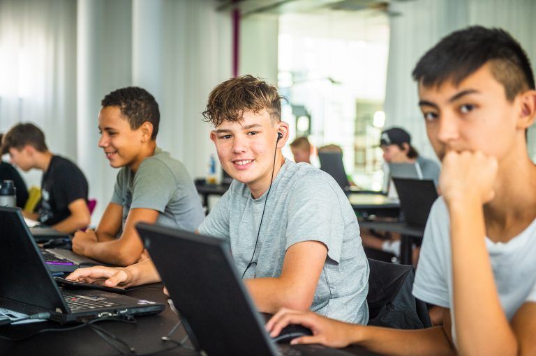 Die motivierten Jugendlichen bei der Ausarbeitung ihres Projekts.<span class="copyright">VN/Rhomberg</span>