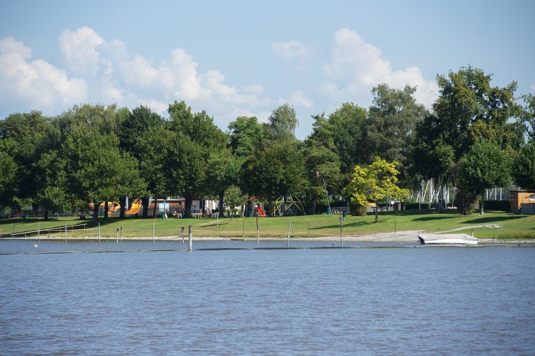 Nach dem Starkregen schimmert das Wasser im Binnenbecken noch immer bräunlich. <span class="copyright">VN/Rhomberg</span>