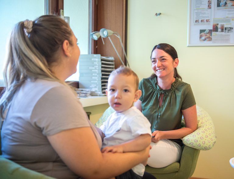 Mutter Eileen konnte sich ungezwungen mit Stillberaterin Kerstin Dörler (r.) austauschen.