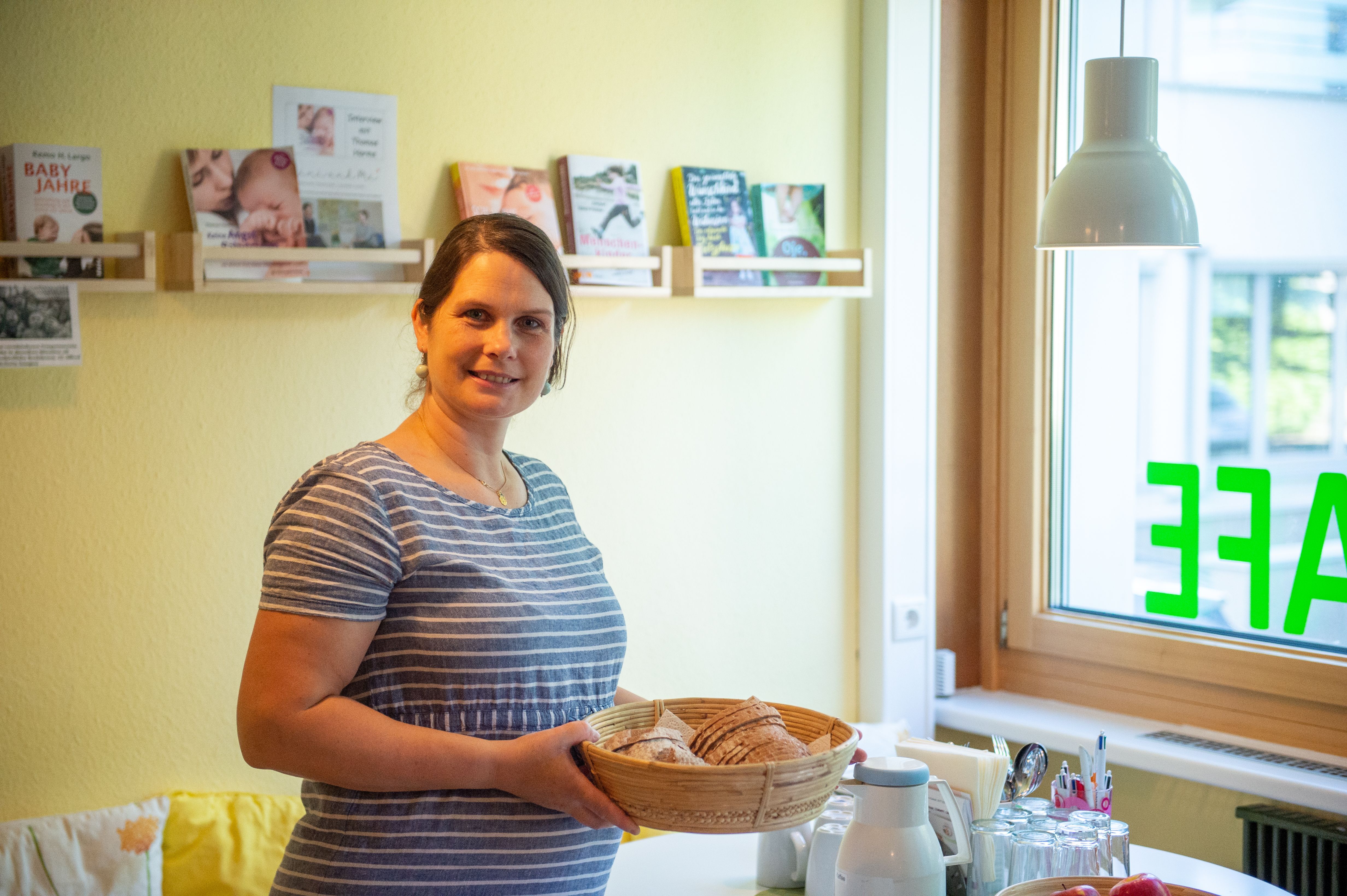 Daniela Klimmer sorgt dafür, dass der Frühstückstisch gedeckt ist.