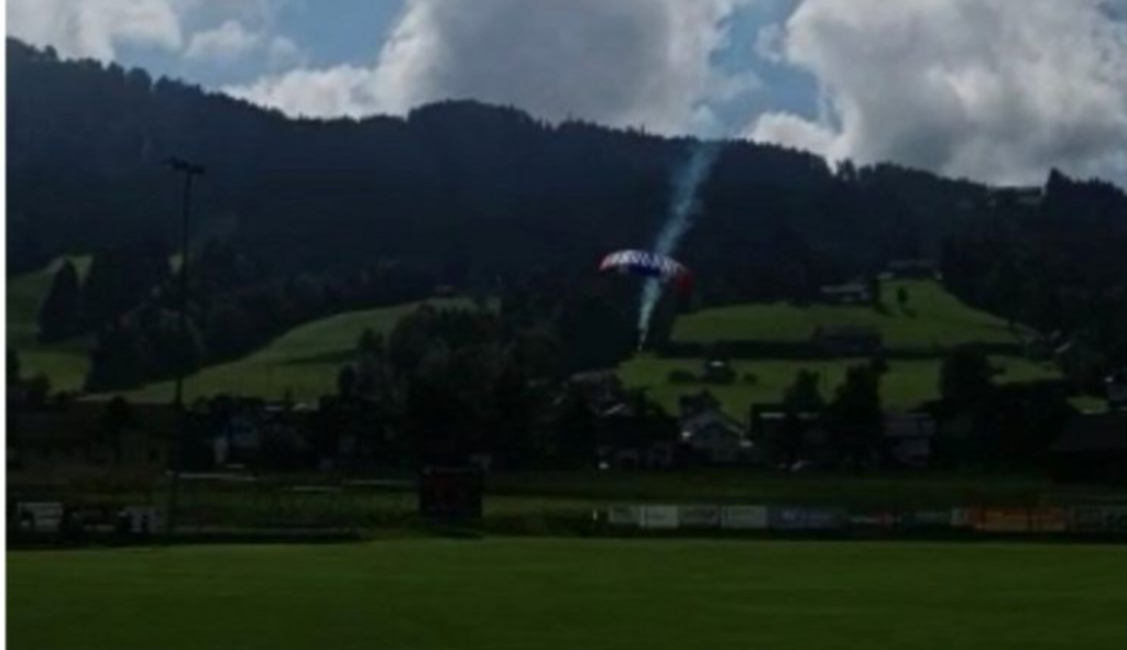Neue Details zum Fallschirmunglück beim Wälderderby